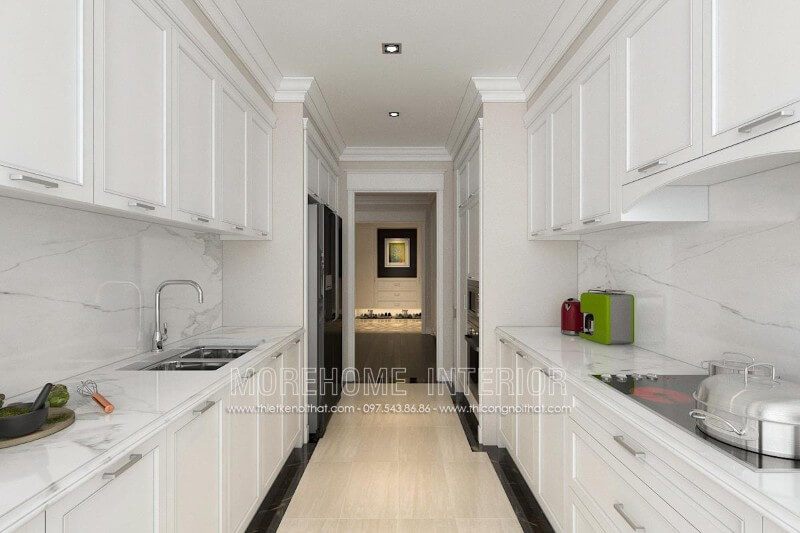 Nội thất phòng bếp được trang trí với một mẫu tủ bếp gỗ tần bì được phun sơn trắng cao cấp, giúp tạo nên một không gian sang trọng và đẹp mắt.