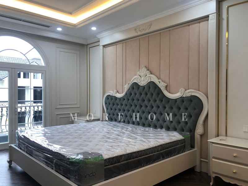 Thực hiện việc lắp đặt giường ngủ gỗ tự nhiên cổ điển với những chi tiết tinh tế, cao cấp để tôn lên đẳng cấp và quyền uy của không gian và chủ nhân.